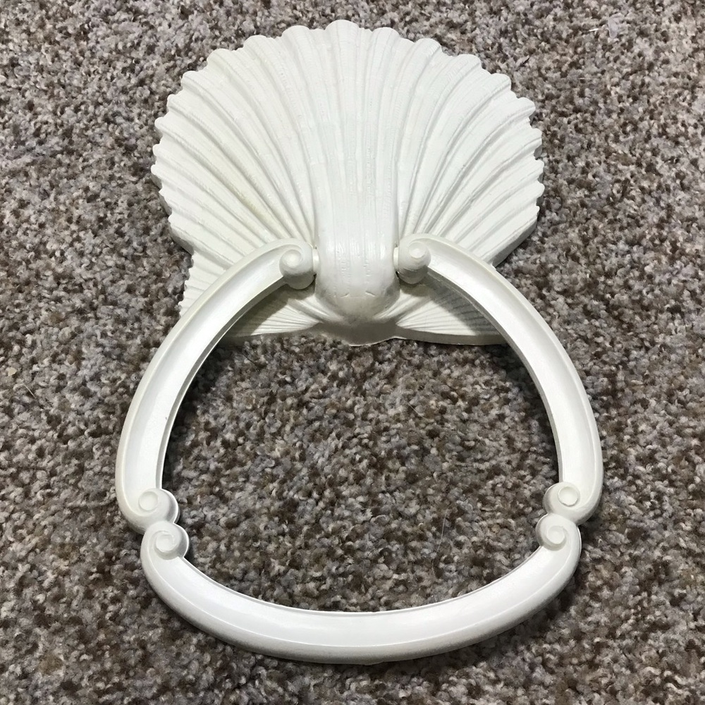 Vintage Homco seashell towel holder